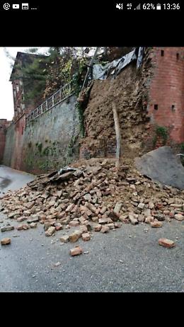 Maltempo, crolla una parte della cinta muraria del castello di Incisa