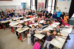 La Nuova Provincia ha consegnato materiale didattico all'asilo di Santa Caterina e all'elementare di Quarto