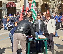 Scuola, insegnanti precari in piazza contro il concorso straordinario