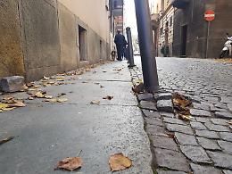 Asti, in via Carducci dissuasori sempre pi&ugrave; "traballanti"