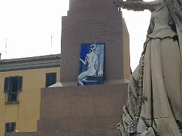 Asti, sul monumento di piazza Roma spunta un "misterioso" quadro