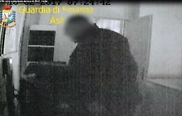Faceva timbrare il cartellino al posto suo: condannato a 18 mesi l'ex comandante dei vigili di Villanova