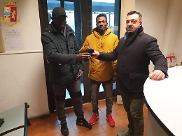 Asti, dimentica il portafoglio con 200 euro in treno e gli viene restituito da due senegalesi