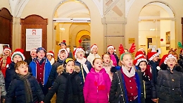 Concerto di Natale sotto l'androne del Municipio della scuola primaria bilingue Best Asti