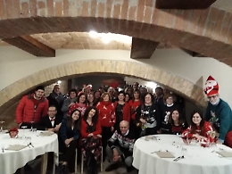 Amministratori e dipendenti comunali, cin cin in "rosso"