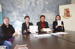 Asti, dalla polizia una brochure in "rosa" per difendersi dalle aggressioni