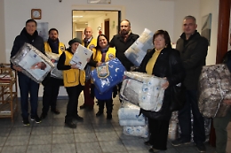 Donati dal Lions Club Storici, Artisti e Presepisti lenzuola e piumoni al dormitorio pubblico