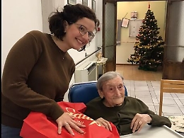 Le "letterine" a Babbo Natale dei nonni ospiti in casa di riposo