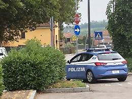 Asti, due pedoni investiti, 70enne denunciato dalla polizia per omissione di soccorso