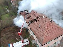 Nizza: a fuoco un magazzino di rotoballe, Vigili del fuoco al lavoro da ore