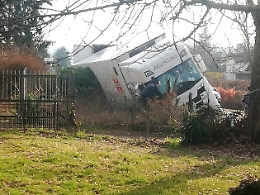 Nizza, camion esce di strada: due feriti