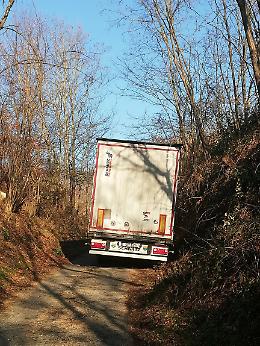 Incisa, navigatore satellitare porta un Tir fra i boschi