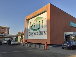 Asti, nottata di incendi: il pi&ugrave; grave al Pam, ad Incisa ferito un vigile del fuoco sotto un tetto in fiamme