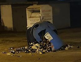 Canelli, campana del vetro esplosa a causa di un petardo