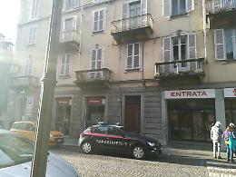 Asti, il padre si uccide e una figlia minaccia con coltello la sorella