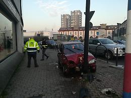 Asti, una 600 travolge la siepe in corso Torino e finisce contro un lampione
