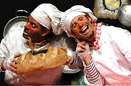 Un viaggio fantasioso all'interno dei cibi con due clown vestiti da cuochi