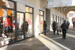 Saldi in citt&agrave;: un inizio di stagione tra luci e ombre
