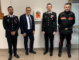 Carabinieri, farmacia regala un defibrillatore per la caserma di Asti