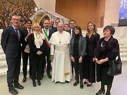 All'Udienza generale Papa Francesco "sdogana" nel mondo la bagna c&agrave;uda