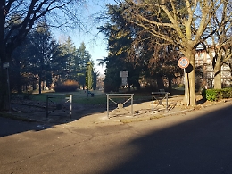 Asti: tre cancelletti fermano le soste selvagge al parco