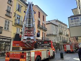Asti, vetri e lastre a terra a causa del forte vento
