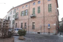 Asti: troppe auto finiscono contro quel palazzo