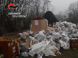 Asti, i carabinieri forestali denunciano tre persone per abbandono di un carico di rifiuti