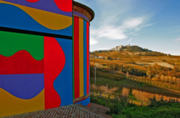 Wall drawing e matite colorate, per dipingere le colline di Monferrato e Langhe