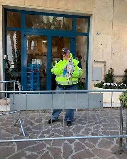 Coronavirus, cronache di anziani (e cani) dall'hotel "blindato"