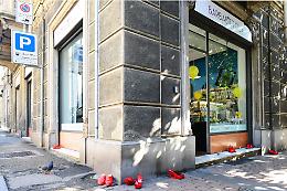 Asti, scarpe rosse fuori dal bar in omaggio alle donne