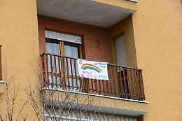 Coronavirus, anche ad Asti gli arcobaleni con la scritta "Tutto andr&agrave; bene"