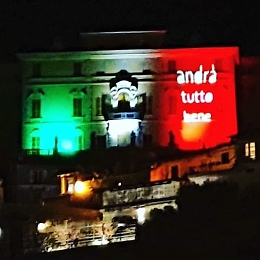 Tricolore e la scritta "Andr&agrave; tutto bene" sulla facciata del Castello Gancia. L'invito alla fiducia di Canelli