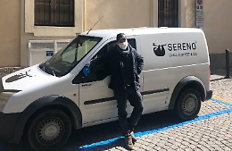 Asti, chiude il bar e porta gratis la spesa a casa degli anziani