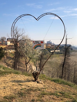 Un grande cuore sulla collina per sconfiggere la paura del Coronavirus