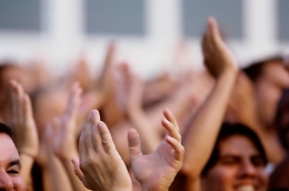 Coronavirus: a mezzogiorno tutti sul balcone ad applaudire medici, infermieri e sanitari italiani