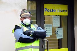 Asti, Alpini fuori dagli uffici postali per regolare l'afflusso dei pensionati