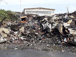 Asti, tornate le montagne di rifiuti in via Guerra