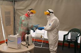 Coronavirus, quella tenda dove si lava via la paura di essere contaminati