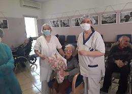 Canelli, uno smartphone alla casa di riposo per le videochiamate dei nonnini ai parenti