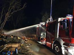 Asti, incendio "della vigilia" in via Guerra, ore di lavoro per spegnerlo