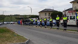 Asti, sirene spiegate davanti all'ospedale per ringraziare medici e infermieri