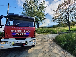 Bosco in fiamme a Cassinasco, i vigili del fuoco impegnati a "difendere" il Santuario dei Caffi