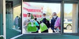 Uova di Pasqua Ferrero e cioccolato Caffarel per gli anziani della casa di riposo, volontari e sanitari