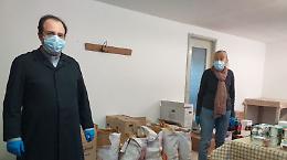 A Montegrosso d'Asti e Montaldo Scarampi un cesto davanti alle chiese in cui offrire cibo alle famiglie in difficolt&agrave;