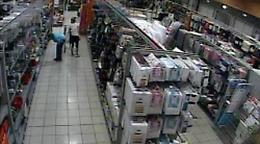 Asti, picchia il cane al supermercato ma viene ripreso dalle telecamere interne e denunciato