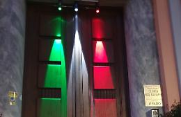 Emergenza virus: nell'ex Clinica San Giuseppe la bandiera tricolore di luci