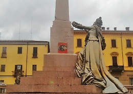 Un quadro raffigurante lo yin e lo yang compare in piazza Roma