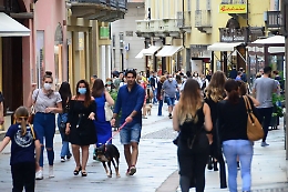Asti, troppi assembramenti: si richiudono le aree gioco nei parchi e scatta l'obbligo delle mascherine all'aperto