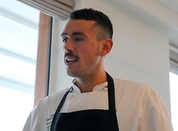 Canelli, Enrico Marmo si avvicina a casa ed entra nella cucina dell'Osteria Arborina